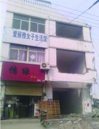 村民楼房大白天被强拆成废墟 警方：拆错了