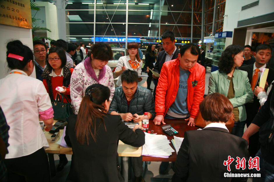 杭州出台限牌新政 引发市民连夜购车潮