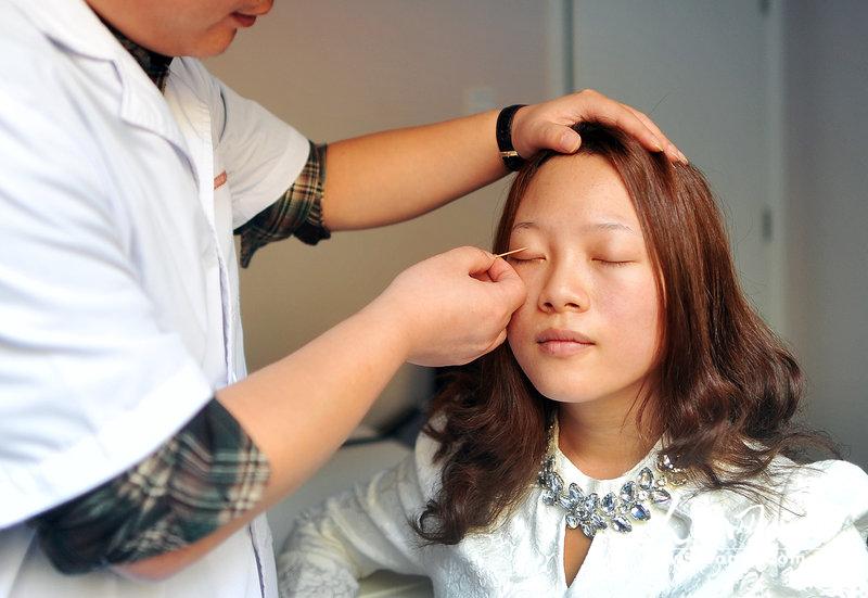 图片故事:东莞女工为圆模特梦多次整容