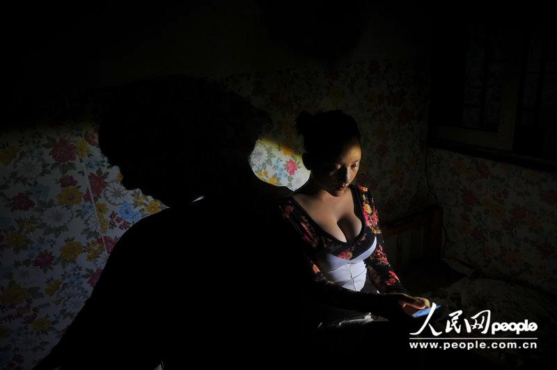 图片故事：东莞女工为圆模特梦多次整容