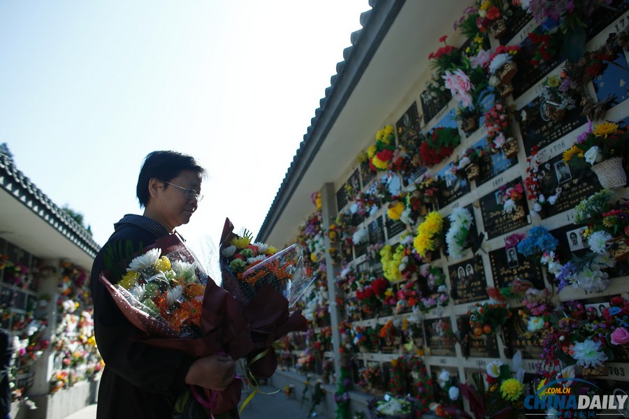 清明节：北京八宝山迎来祭扫高峰