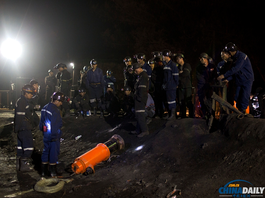 云南曲靖：矿难22人被困 聚焦第一个救援夜
