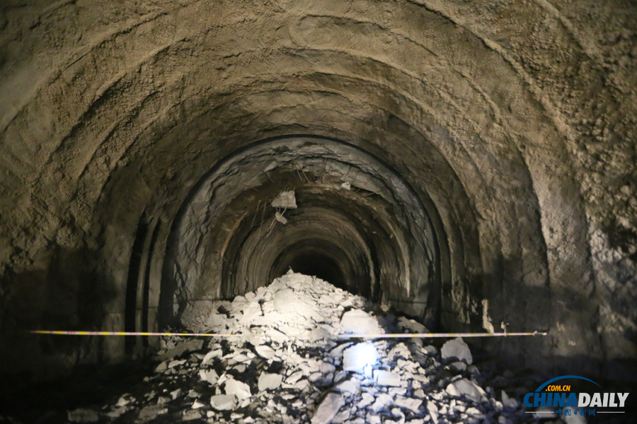 独龙江公路高黎贡山隧道贯通 当地独龙族同胞载歌载舞庆祝