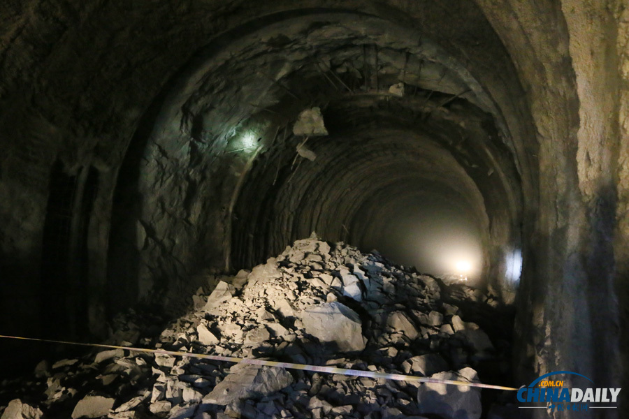 独龙江公路高黎贡山隧道贯通 当地独龙族同胞载歌载舞庆祝
