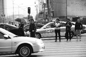 罚了一年 红灯照闯 公主坟路口10分钟内105人闯红灯