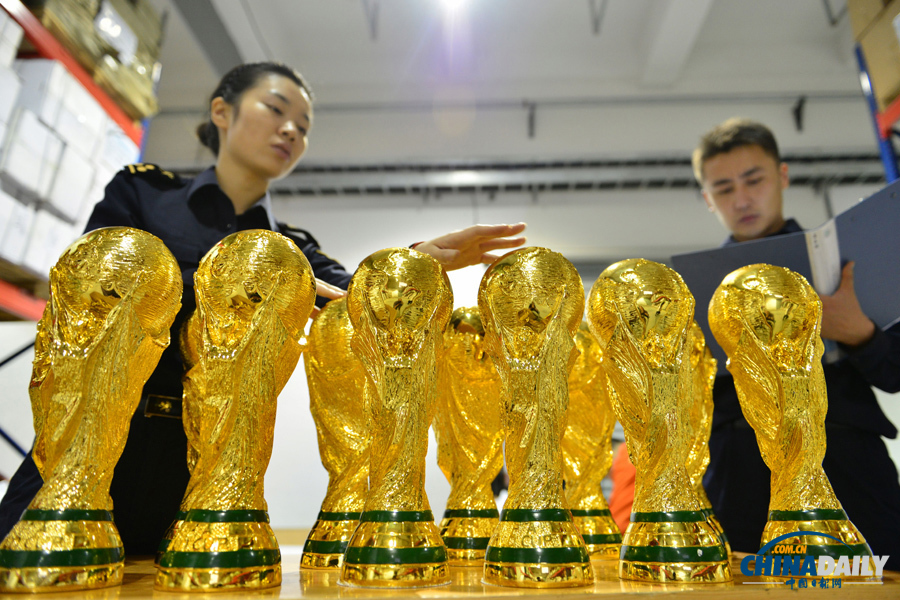 义乌海关截获千余尊山寨“大力神杯”