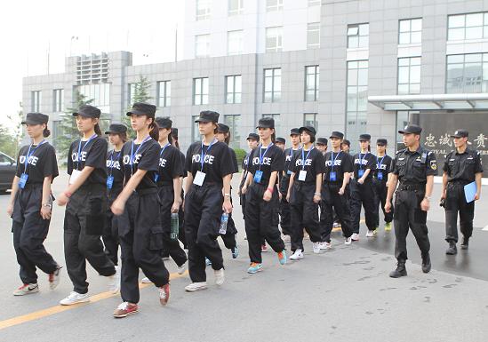 北京电影学院学生警营实践练擒拿图片