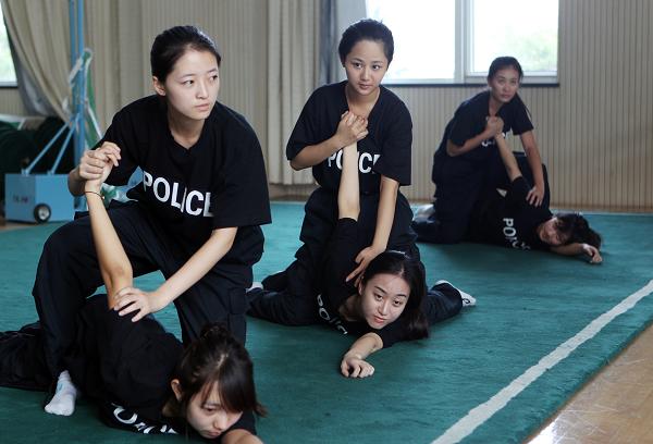北京电影学院学生警营实践练擒拿