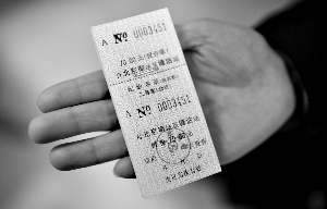 铁路售票系统瘫痪一小时南站手写车票1800张