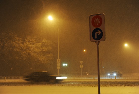 北京深夜降大雪 司机冒雪排队加油