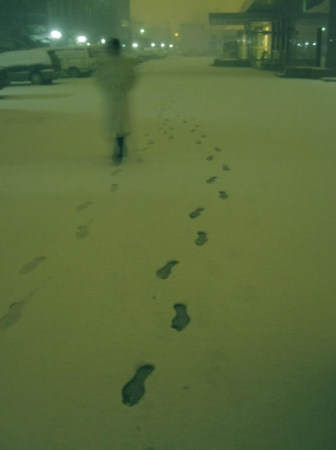 北京深夜降大雪 司机冒雪排队加油