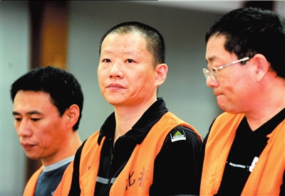 银行高管出庭受审 行长承认违法放贷被利用
