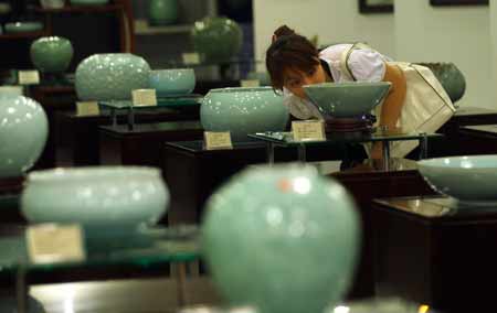 北京合璧兴陶瓷艺术馆迎来世博收藏龙泉青瓷精品