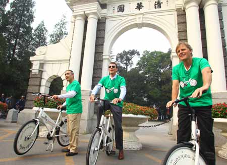 丹麦王子约阿希姆跟清华师生骑自行车游校园