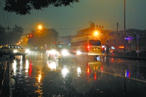 深秋小雨将京城拉向初冬 能见度只有几百米(图)