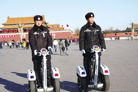 “最酷警车”亮相天安门广场 游客称赞有加