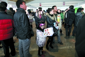 京城首场招聘会举行 人才市场薪酬待遇涨5%