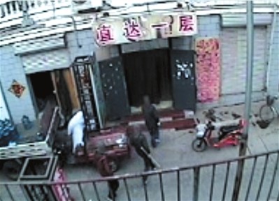 五蒙面男子持械砸店 警方已介入调查