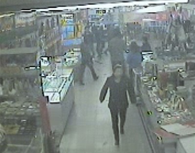 五蒙面男子持械砸店 警方已介入调查