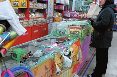 五蒙面男子持械砸店 警方已介入调查