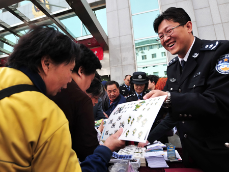 西城警方放飞五万“信鸽”邀请市民“评警”