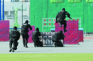 揭秘北京特警狙击手 用“队友头顶打苹果”练胆