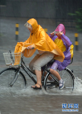 北京遭遇强雷雨天气 部分地区积水严重