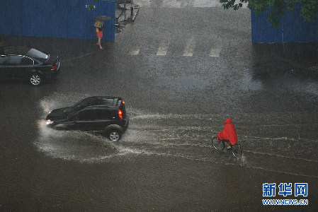 北京遭遇强雷雨天气 部分地区积水严重