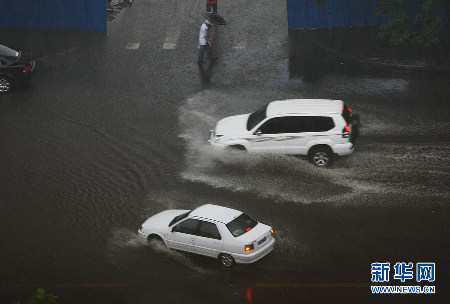 北京遭遇强雷雨天气 部分地区积水严重