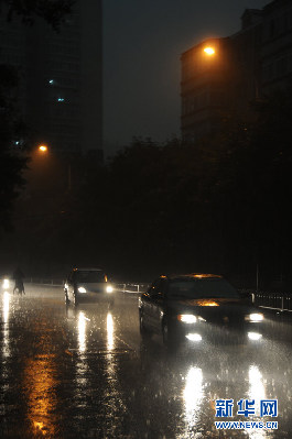 北京遭遇强雷雨天气 部分地区积水严重
