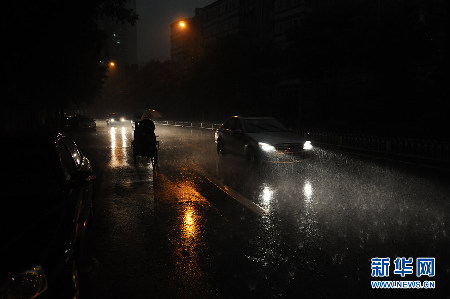 北京遭遇强雷雨天气 部分地区积水严重