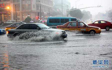 北京遭遇强雷雨天气 部分地区积水严重