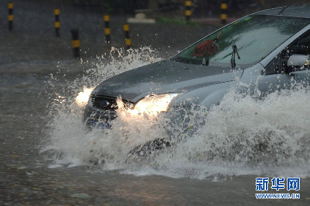 北京遭遇强雷雨天气 部分地区积水严重