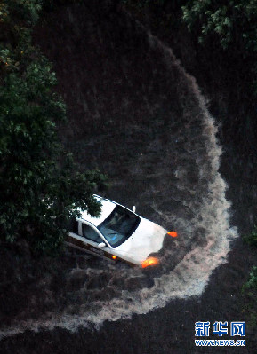 北京遭遇强雷雨天气 部分地区积水严重