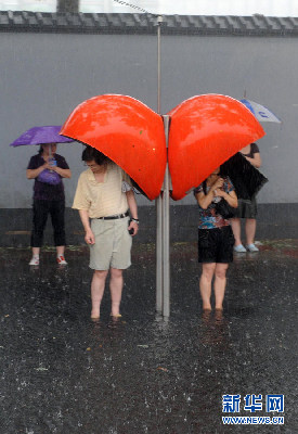 北京遭遇强雷雨天气 部分地区积水严重