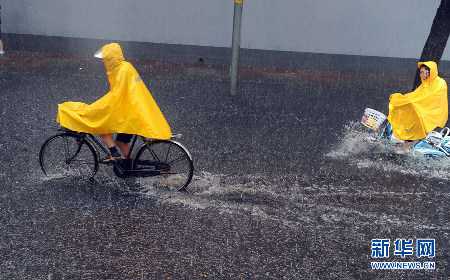 北京遭遇强雷雨天气 部分地区积水严重