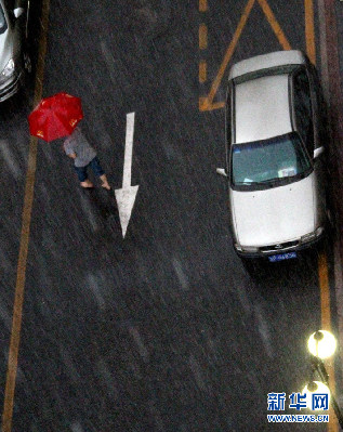 北京遭遇强雷雨天气 部分地区积水严重