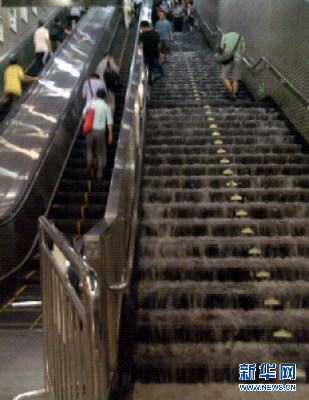 北京遭遇强雷雨天气 部分地区积水严重