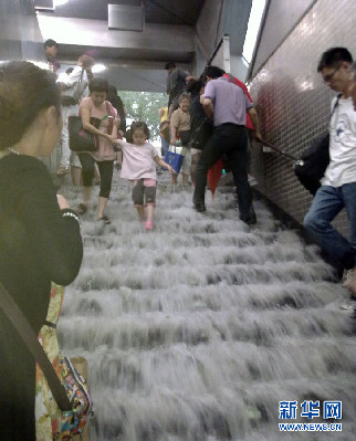 北京遭遇强雷雨天气 部分地区积水严重