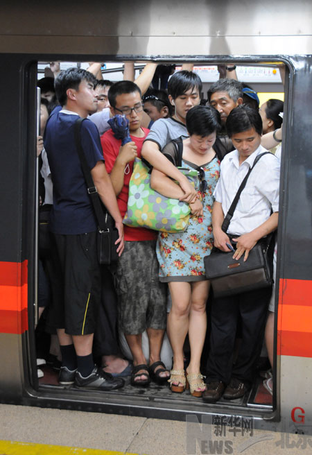 暴雨袭击京城 回家路途漫漫