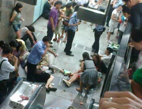 京4号线地铁扶梯逆行致伤亡 伤者称“人往下滚”