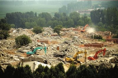 北京怀柔46栋违建别墅群被强拆 一夜变废墟