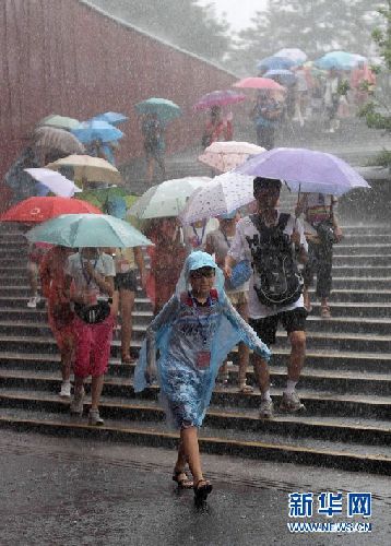 暴雨肆虐首都机场航班受阻