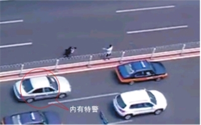 男子中关村大街持刀与警方对峙 特警出其不意夺刀