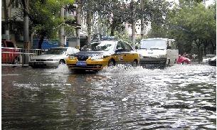 北京降暴雨部分地区地面塌陷 共测雷击八千多次