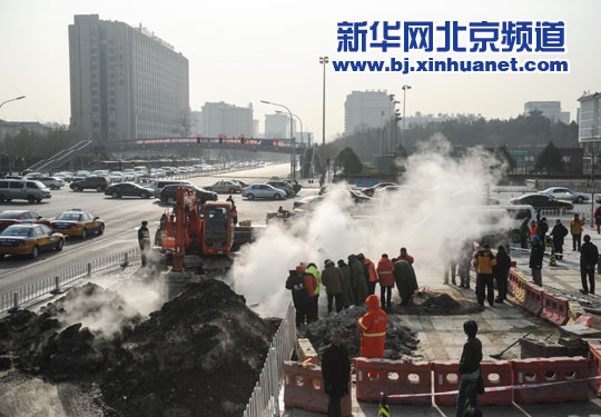 北京长安街东单路口热力管线发生泄漏