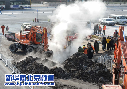 北京长安街东单路口热力管线发生泄漏