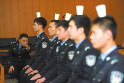 法警押解犯人途中不避红灯不准开门不能停车