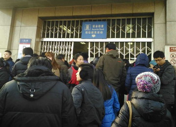 北京地铁1号线乘客坠轨 公交车被挤爆[4]