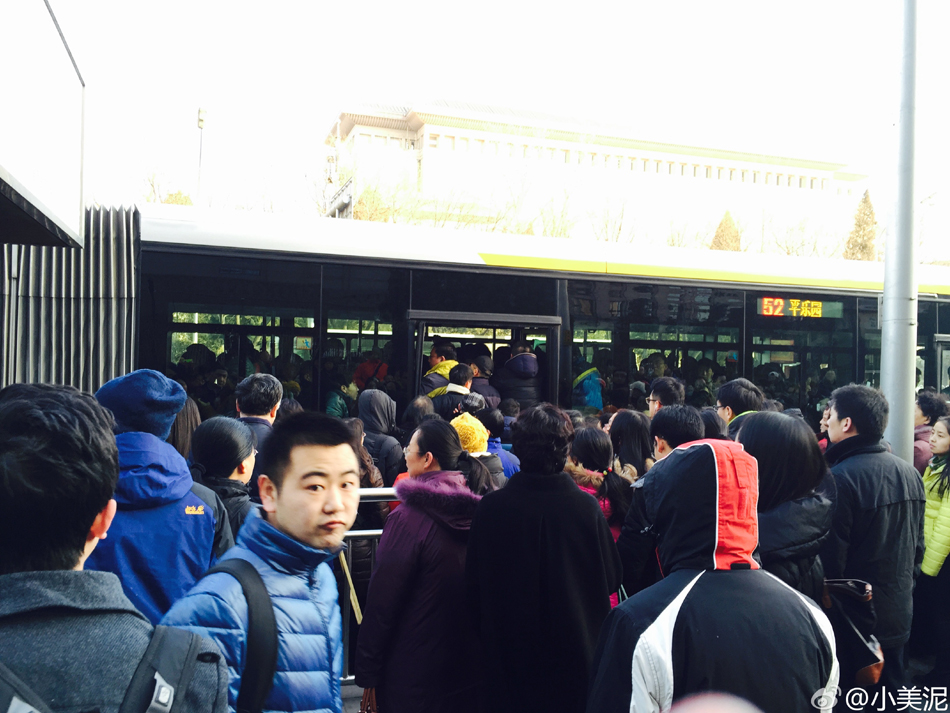北京地铁1号线乘客坠轨 公交车被挤爆